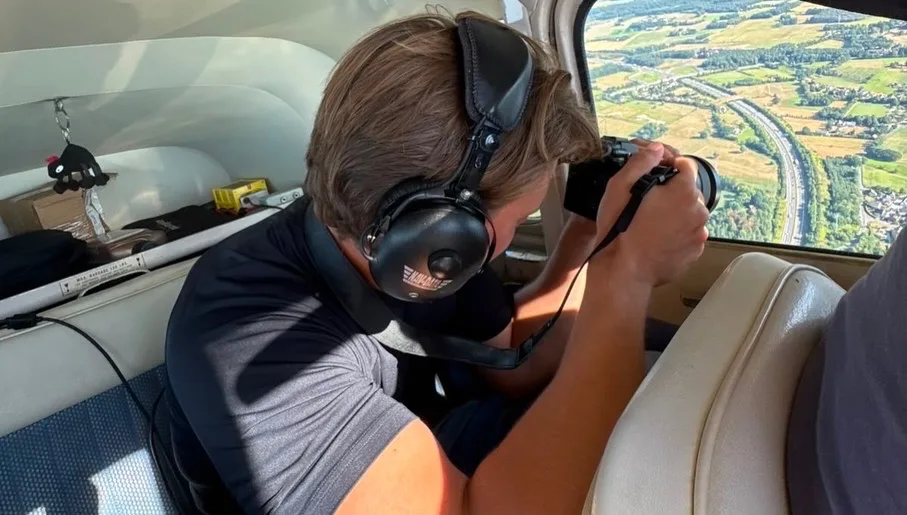Fynn Trau fotografiert aus dem Cockpit eines Kleinflugzeugs