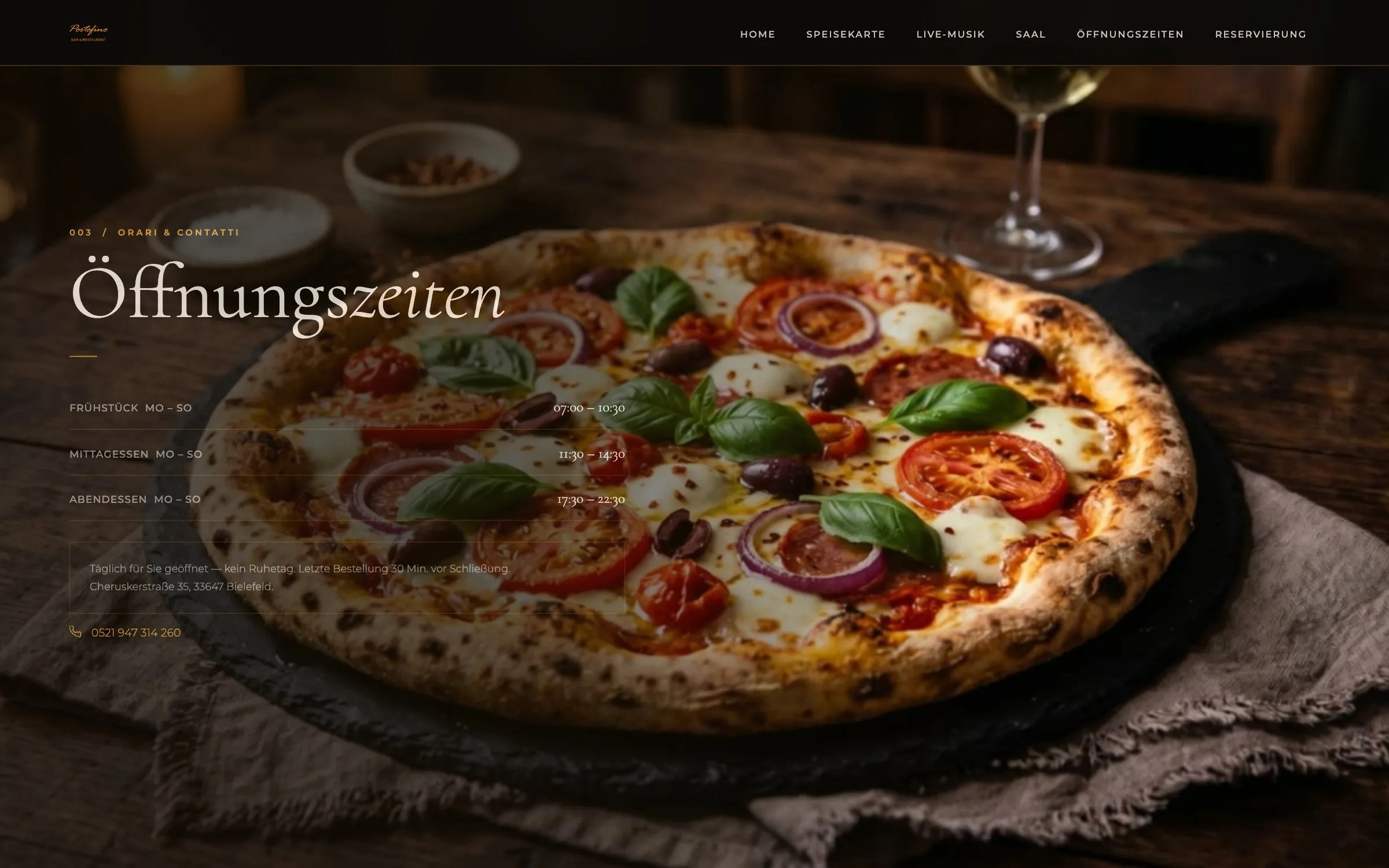 Die Öffnungszeiten der Portofino-Website vor der fertig gebackenen Pizza